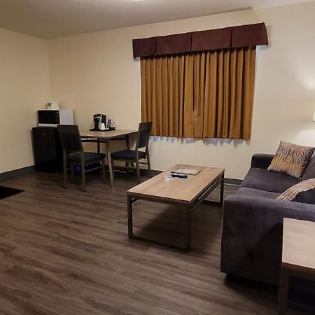 Meadow Lake Woodland Inn מראה חיצוני תמונה