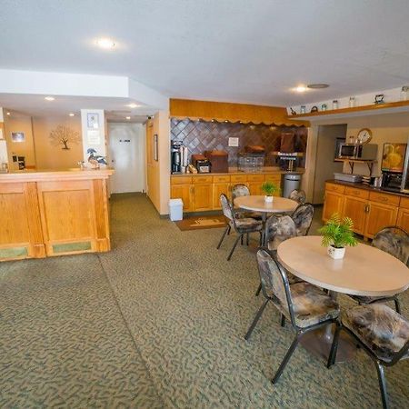 Meadow Lake Woodland Inn מראה חיצוני תמונה