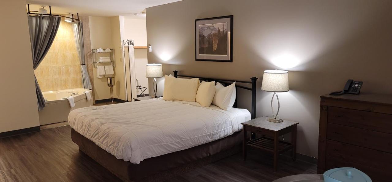 Meadow Lake Woodland Inn מראה חיצוני תמונה