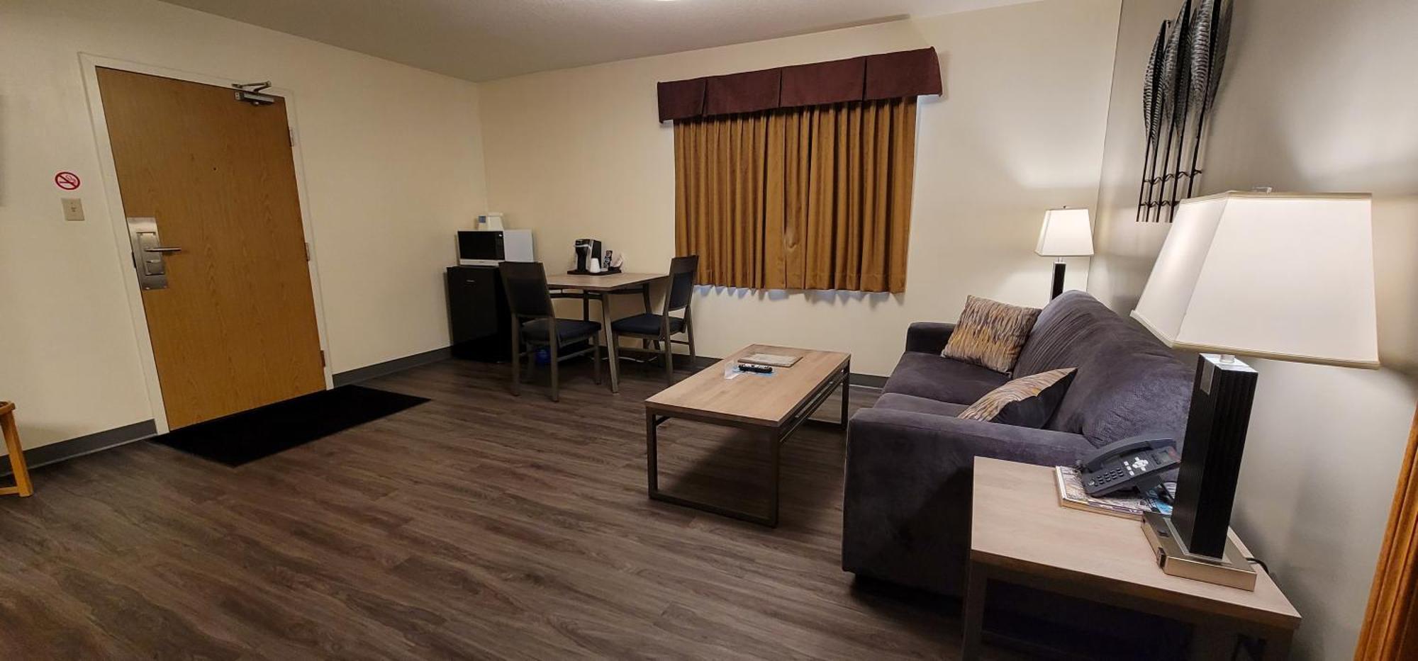 Meadow Lake Woodland Inn מראה חיצוני תמונה