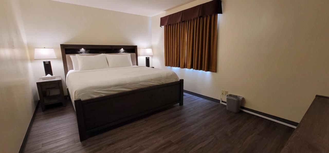 Meadow Lake Woodland Inn מראה חיצוני תמונה