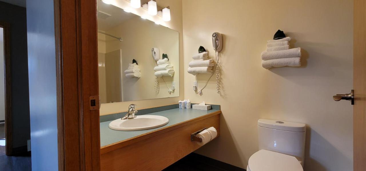 Meadow Lake Woodland Inn מראה חיצוני תמונה