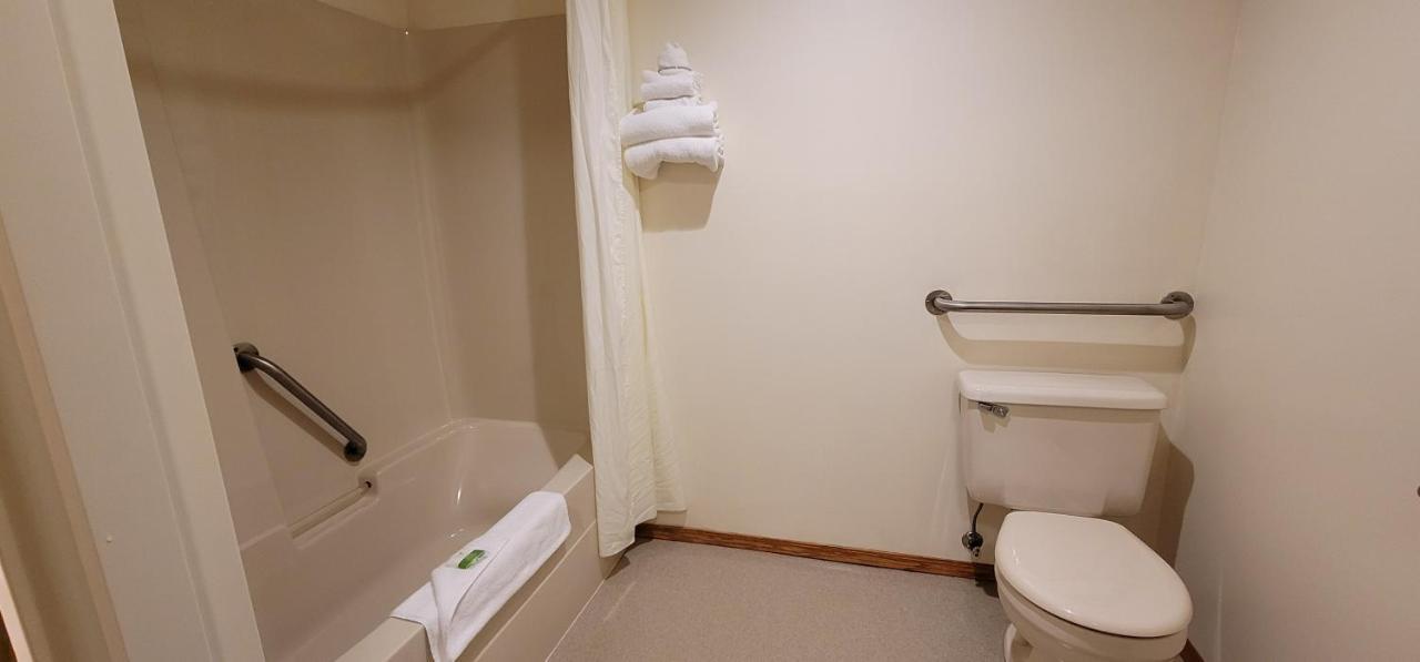 Meadow Lake Woodland Inn מראה חיצוני תמונה