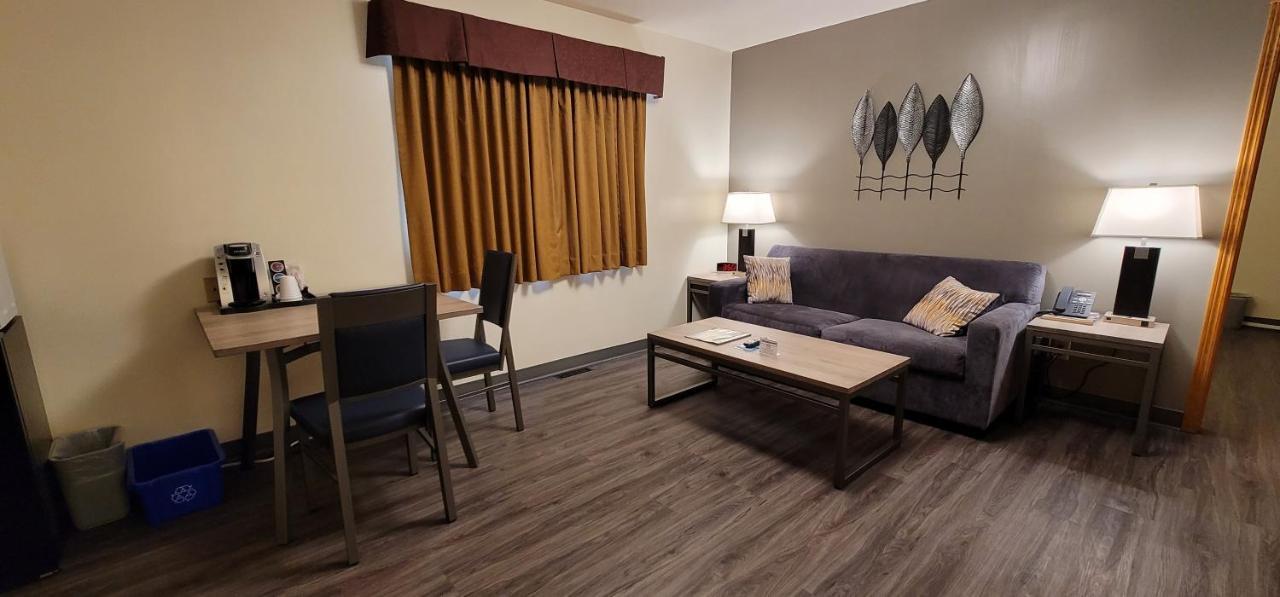 Meadow Lake Woodland Inn מראה חיצוני תמונה