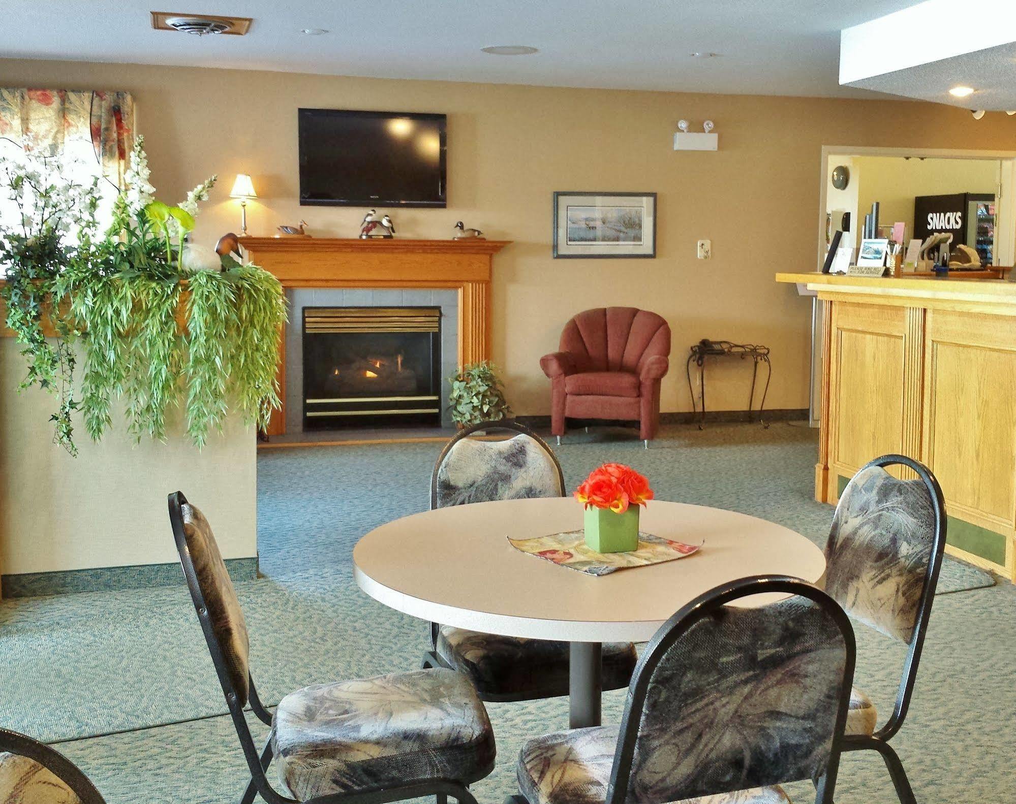 Meadow Lake Woodland Inn מראה חיצוני תמונה