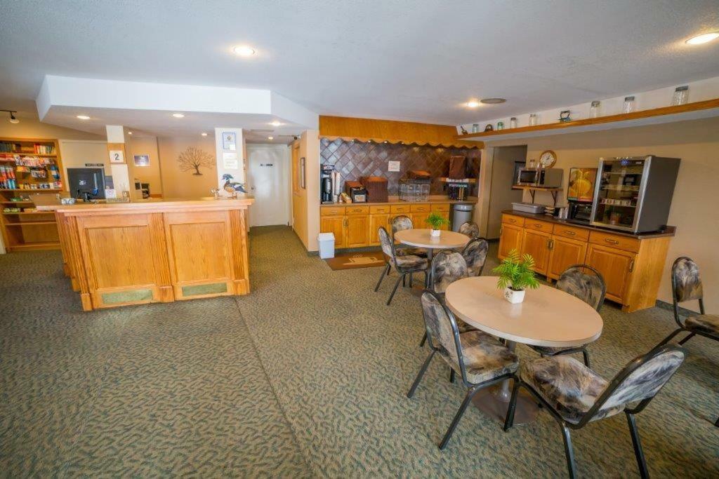 Meadow Lake Woodland Inn מראה חיצוני תמונה
