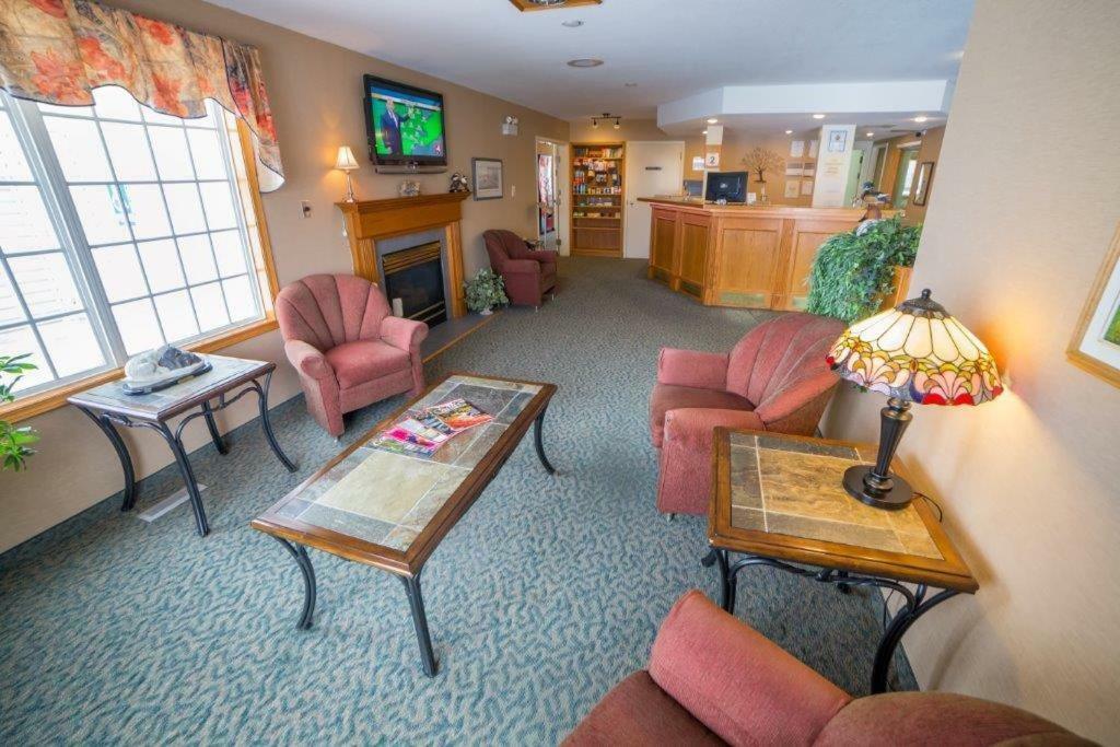 Meadow Lake Woodland Inn מראה חיצוני תמונה