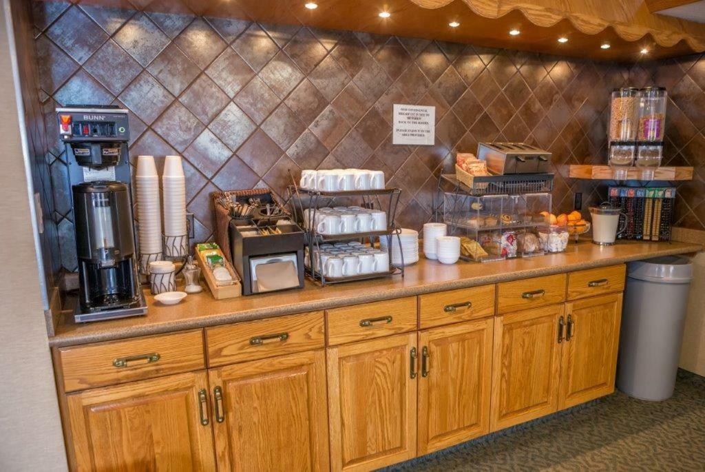 Meadow Lake Woodland Inn מראה חיצוני תמונה