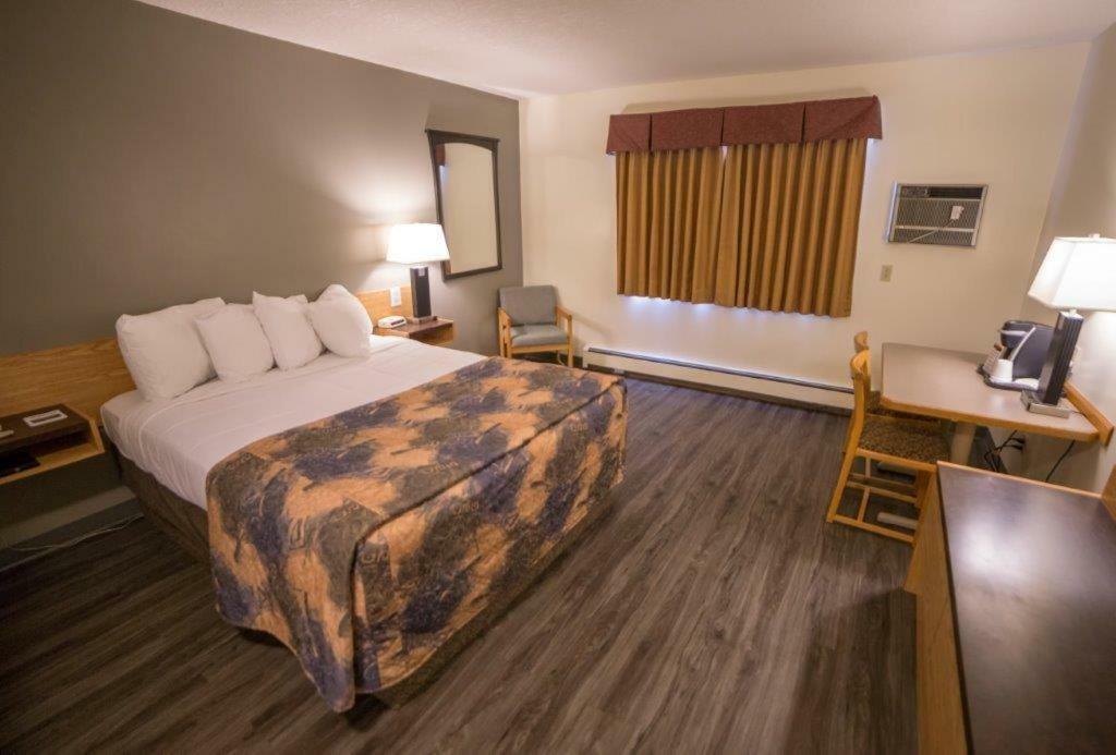 Meadow Lake Woodland Inn מראה חיצוני תמונה