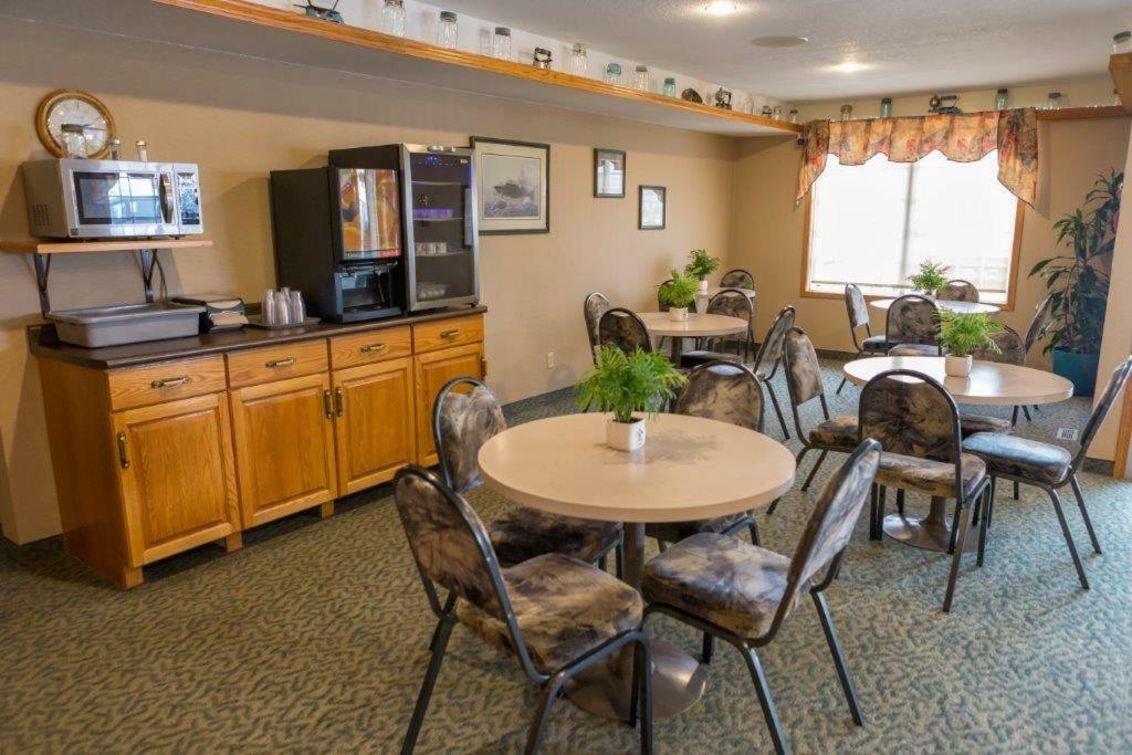Meadow Lake Woodland Inn מראה חיצוני תמונה