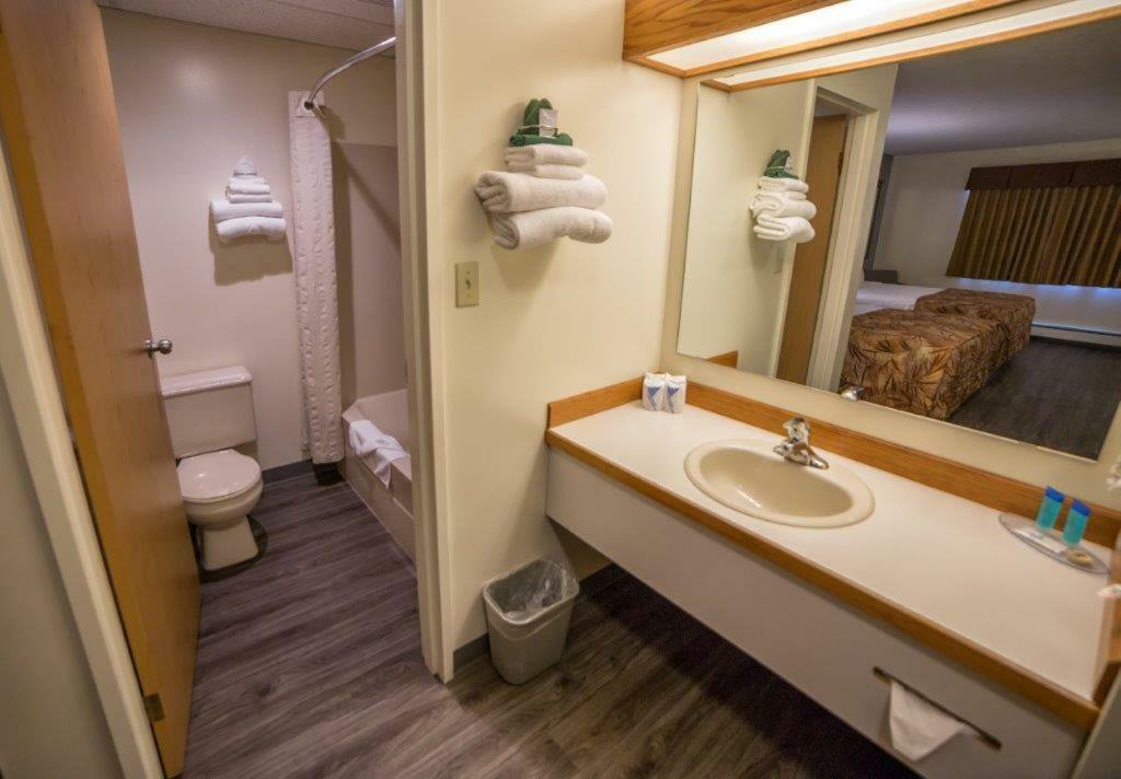 Meadow Lake Woodland Inn מראה חיצוני תמונה